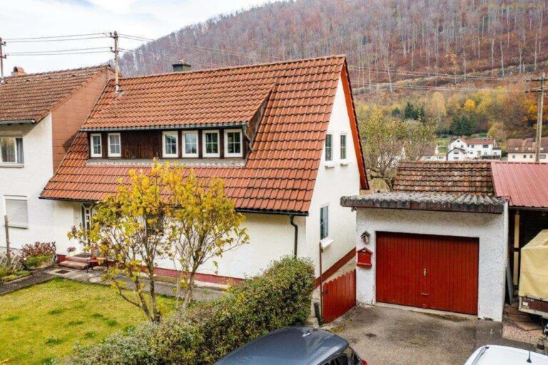 Ansicht mit Garage