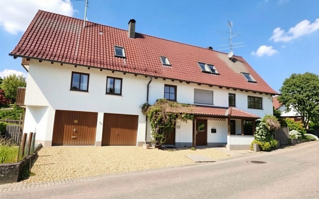 Mehrfamilienhaus mit 4 Wohneinheiten, großem Garten, Doppelgarage und Werkstatt in Kanzach