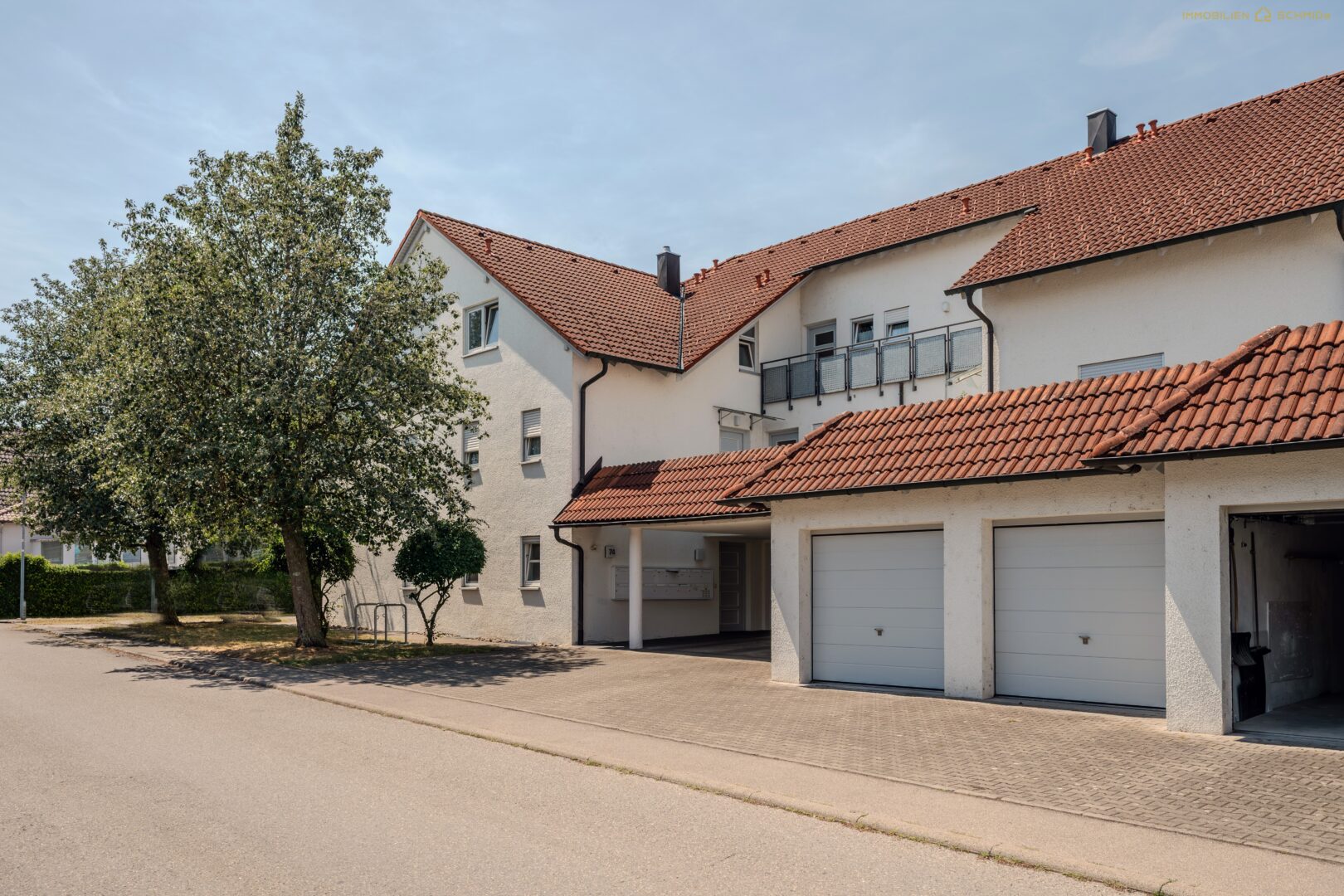 Außenansicht mit Garage