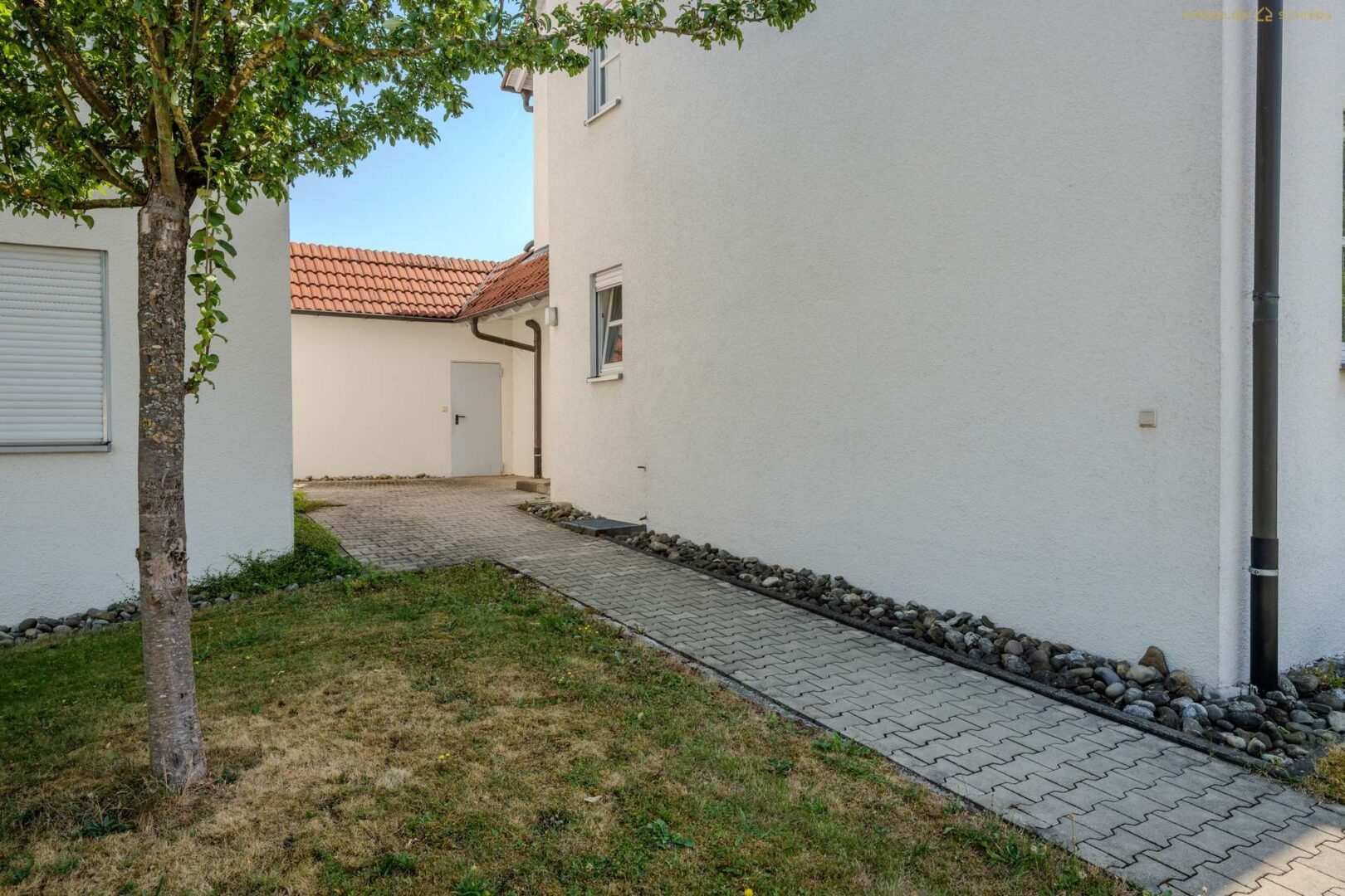 Außenbereich zum Wohnungs- und Garageneingang