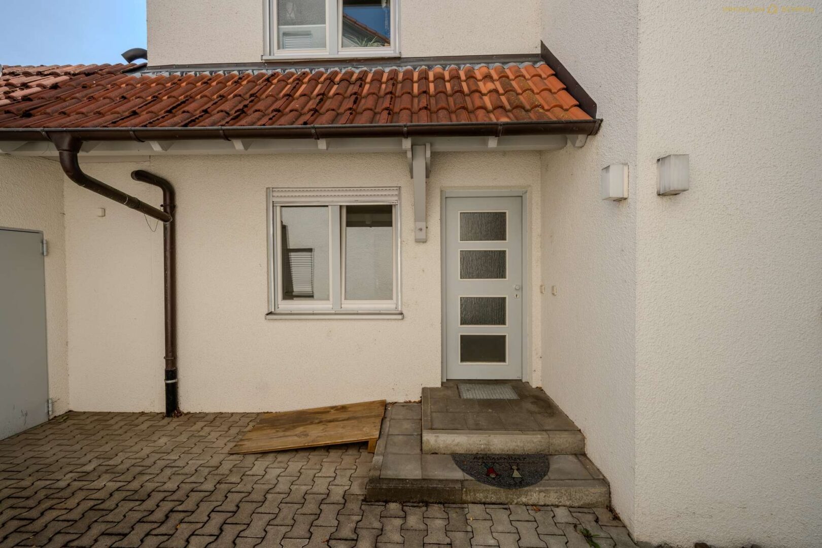 Separater Wohnungs- und Garageneingang