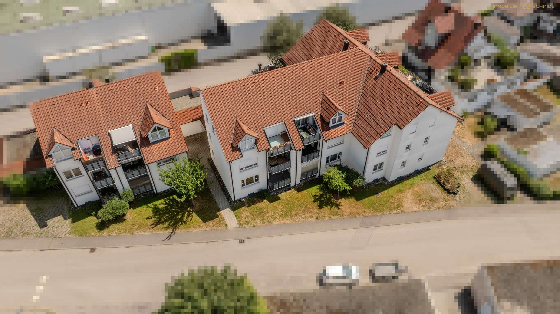 Außenansicht mit Zugang zur Wohnung und Stellplatz