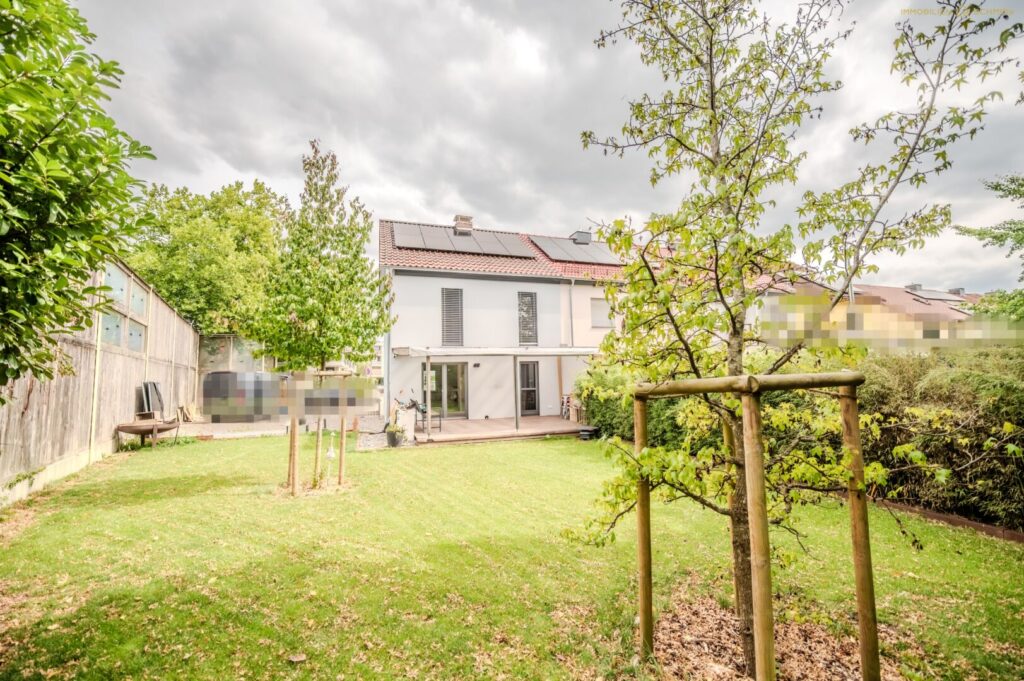 Außenansicht mit Garten